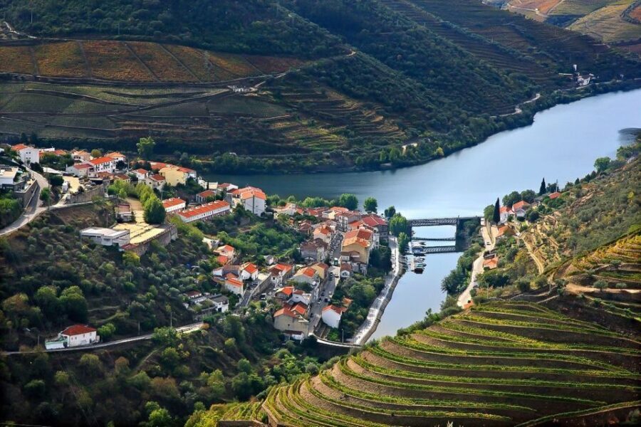 Day Cruise from Porto to Pinhão with Breakfast and Lunch - Boarding at Cais da Estiva: where the day starts in the right mood