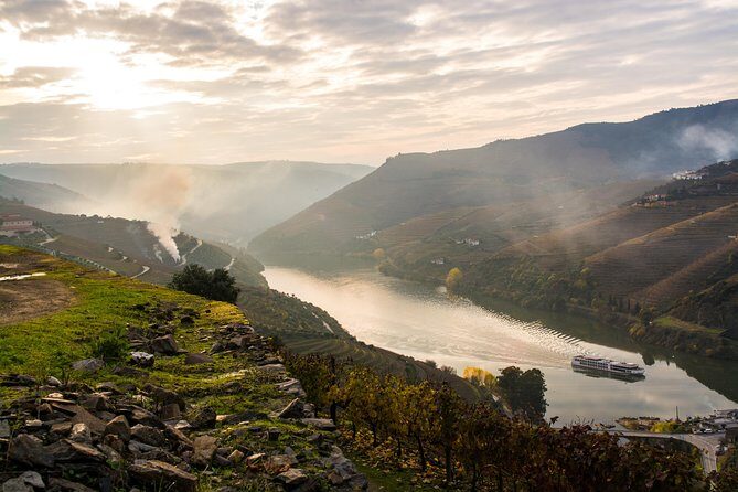 Douro Valley and Régua Panoramic Cruise with Lunch from Porto - On-the-boat comfort: Outside views vs. inside calm