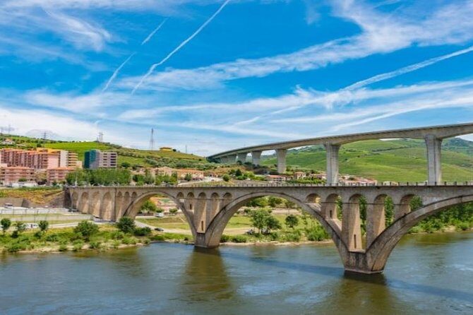 Douro Valley Cruise Porto to Pinhão: Breakfast, Lunch and Tasting - The river’s big engineering show: dams, locks, and long view time