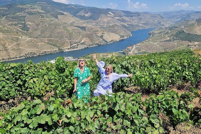 Douro Valley-Expert Guide-Boat-Lunch-Tastings-Offer wine bottle - Pinhão lunch with unlimited Douro DOC: the meal that makes the day