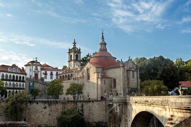 Douro Valley: Historical Sites, Wine Experience, Lunch & Cruise - Leaving Porto early: Amarante, the viewpoint, and the N222 road