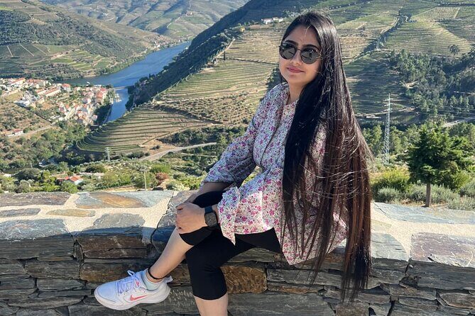 Douro Valley Luxury Wine Tour: 3 Estates, Cruise & Gourmet Dining - Two top viewpoints plus Pinhão: De Loivos scenery, then a Port-included river boat ride