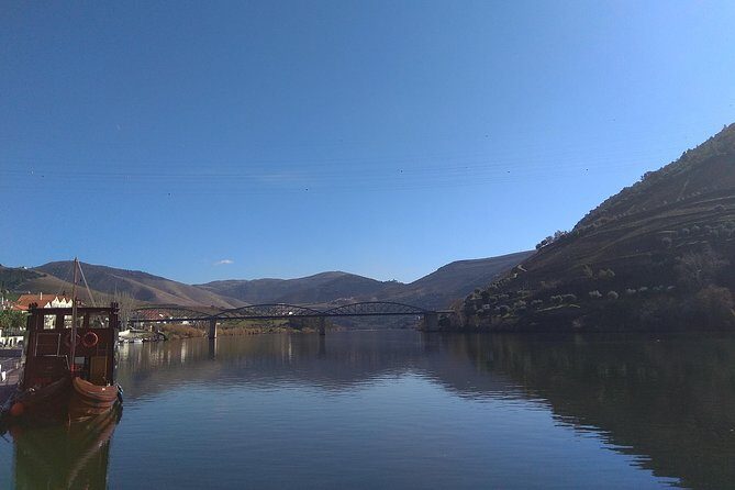 Douro Valley Tour: Wine Tasting River Cruise and Lunch from Porto - Guides: the difference between seeing places and understanding them
