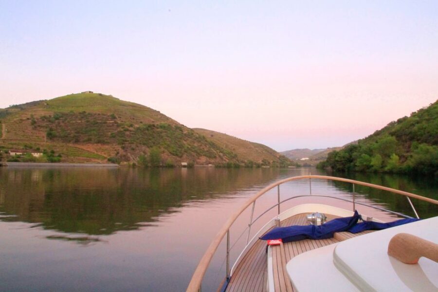 From Pinhão: Private Yacht Cruise along the Douro River - What happens on the cruise: Pinhão, guided talk, then the river time