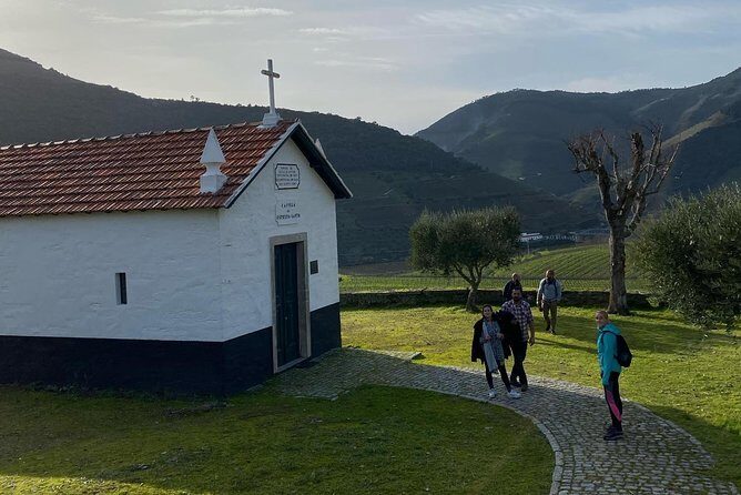 HIKING in the Douro Valley - Picnic and wine on a quinta: the food moment can become the story