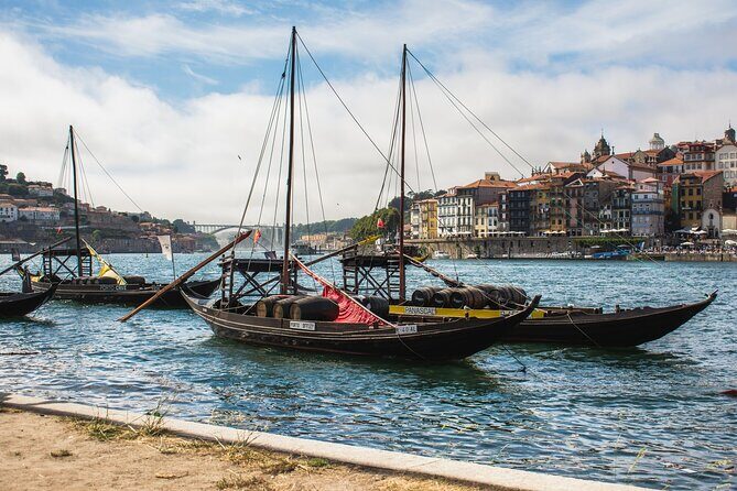 Lunch and Wine Tasting in the Douro Valley Region - Regional lunch in a typical Douro setting