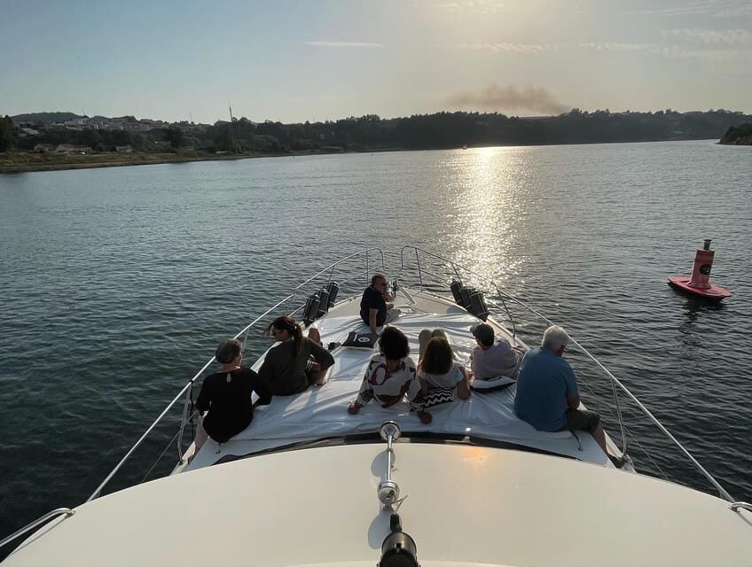 Passeio de barco rio douro inesquecível - Food and Drinks: Local Wine, Water, and a Mini Snack That Feels Part of the Region