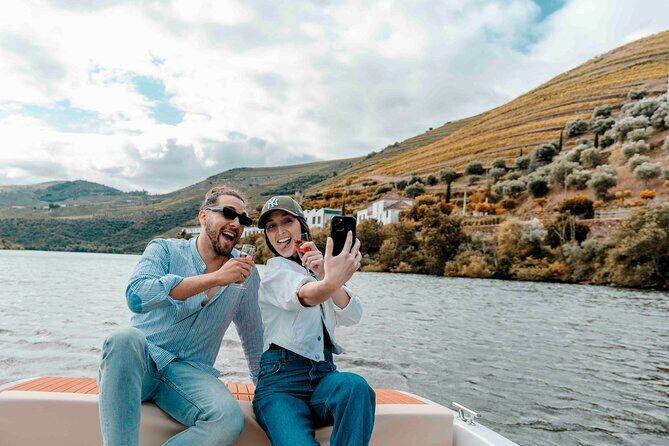 Pinhão: Electric Boat Experience 1h - Taste of Two Wines - A 1-hour Douro cruise that feels calmer than the usual boat day