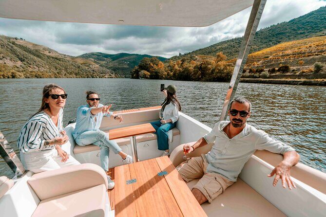 Pinhão: Electric Boat Experience 1h - Taste of Two Wines - Who you’re listening to matters: the guide experience on the water