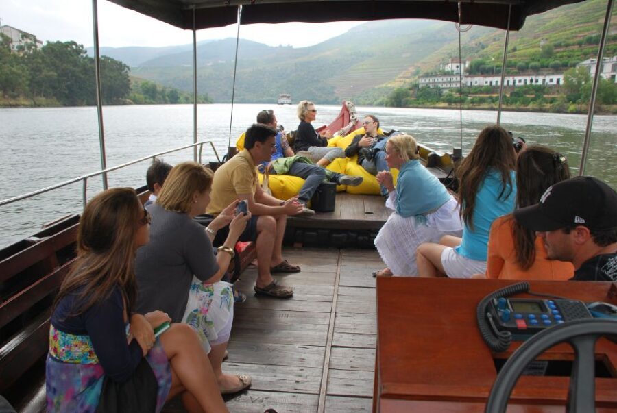 Pinhão: Private Rabelo Boat Tour along the River Douro - How the live guide and audio app work together
