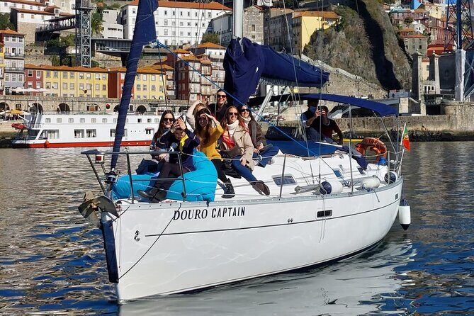 Porto: Cruzeiro privado rio douro até 8 pessoas com wine tasting - Small Boat Comfort: Blankets, Easy Boarding, and Real Crew Care
