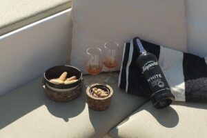 Porto: Douro River Boat Cruise with Port Wine and Snacks - Your 2-hour route: Porto and Gaia, built around the river views