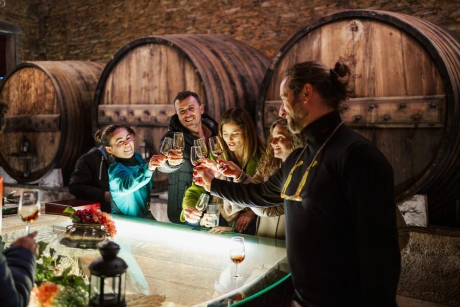 Porto: Douro Valley Tour with 2 Wineries, Lunch and Cruise - The N222 drive and quick breaks: building your view before the tastings