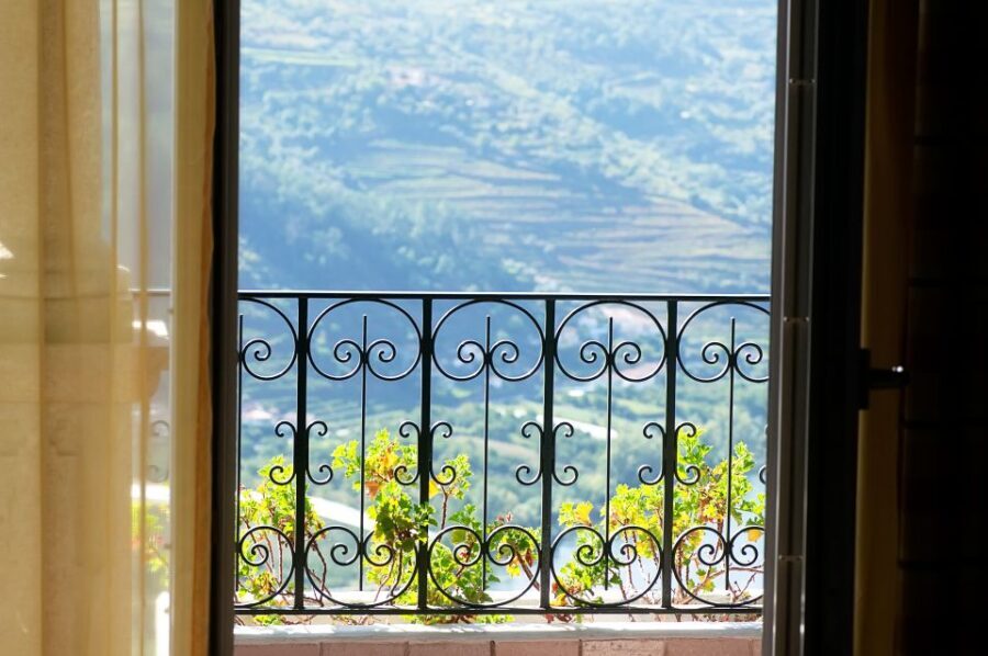 Porto: Douro Valley Tour with Wine Tasting, Cruise and Lunch - Pinhão river cruise: the payoff moment (when the weather cooperates)
