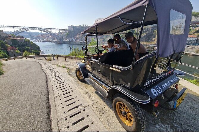 Porto: Private Tour to the Historic Center in a Classic Car - Palácio da Bolsa and the Arab Room: Trading Power in Moorish Detail