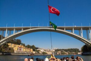 Porto Six Bridges Panoramic Cruise on the Douro River - Onboard comfort: open-air views vs covered seating realities