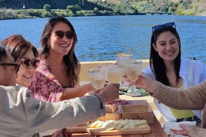 Private Premium Wine Experience through Douro Valley - Stop 2 in Pinhão: a private winery lunch with wine pairing