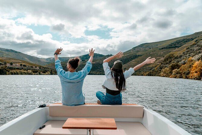 Valley of the Douro: Private Tour Electric Boat 1h With Wine Tasting - Entering Pinhão’s world: where this tour starts