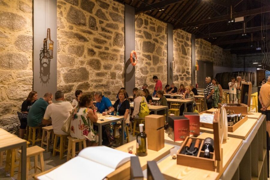 Vila Nova de Gaia: Winery Tour with 2 DOC Douro & 1 Port - Guides and language: clear instruction matters