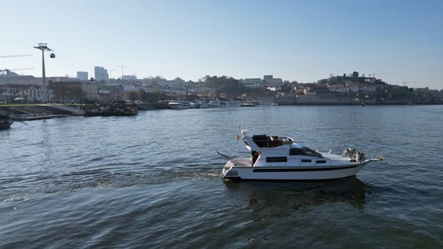 Yacht Douro Tour - Welcome port wine: a small detail that sets the tone